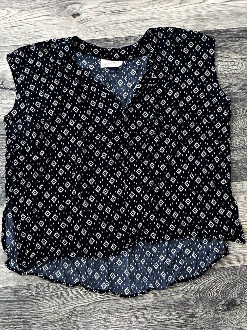 Universal Thread Black & White Sleeveless Geometric V-Neck Blouse
